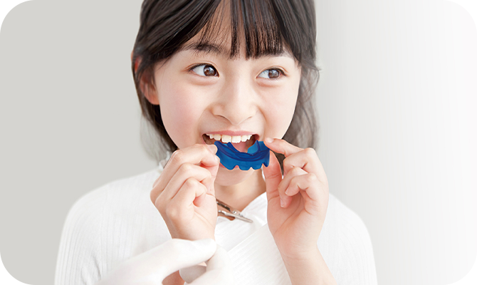 교정장치를 끼고있는 아이